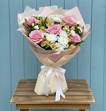 Букет цветов из:  Гвоздики, Орхидеи и Розы в Одесском