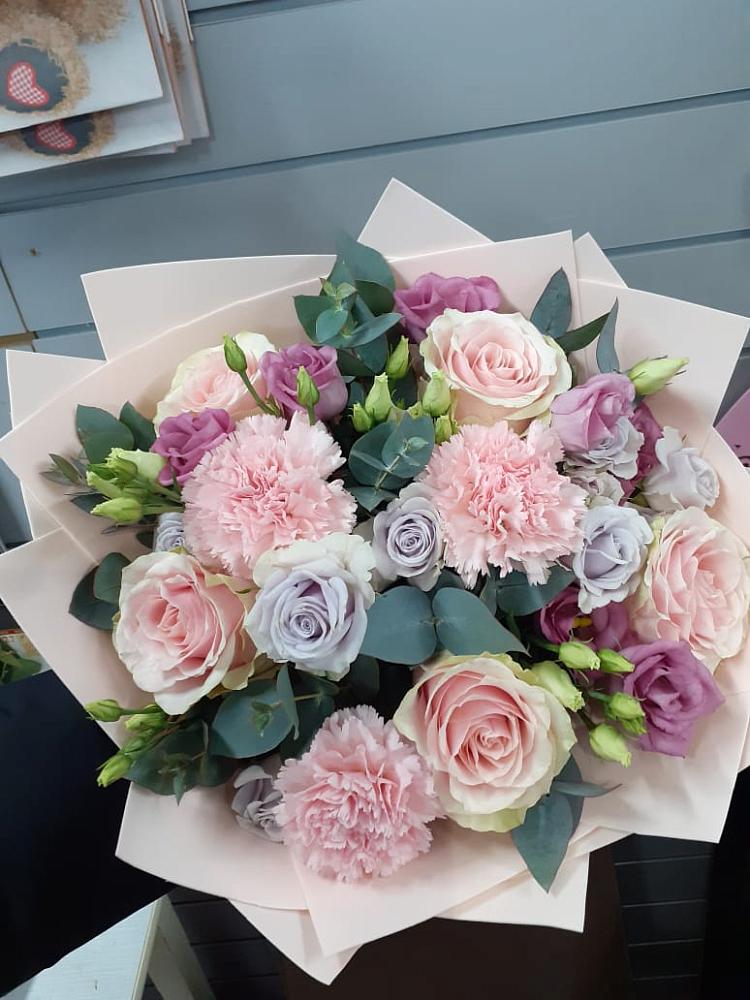 Букет цветов из: Розы, Гвоздики и Лизиантусы в Одесском