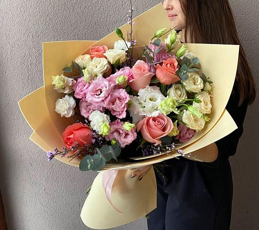 Букет цветов из: Розы, Лизиантусы и Гвоздики в Одесском